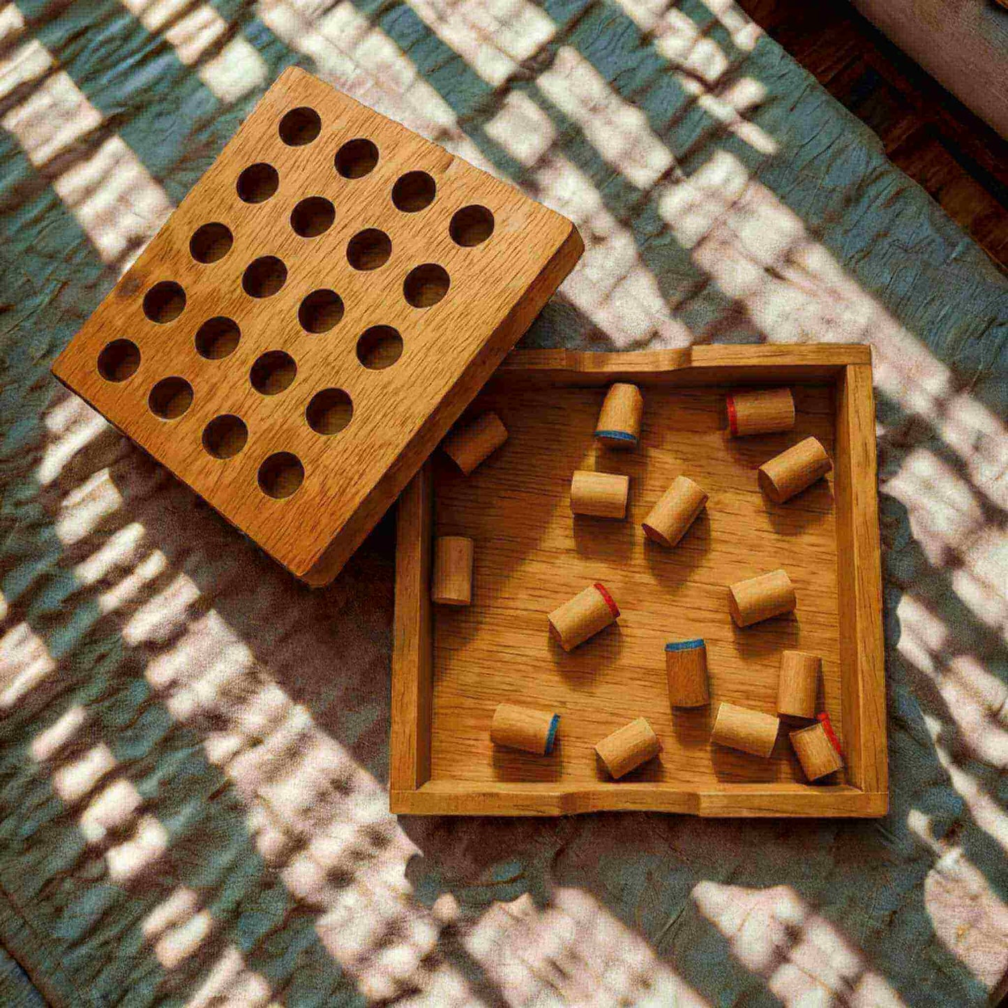 Jeu en bois bobail rangé dans la boîte