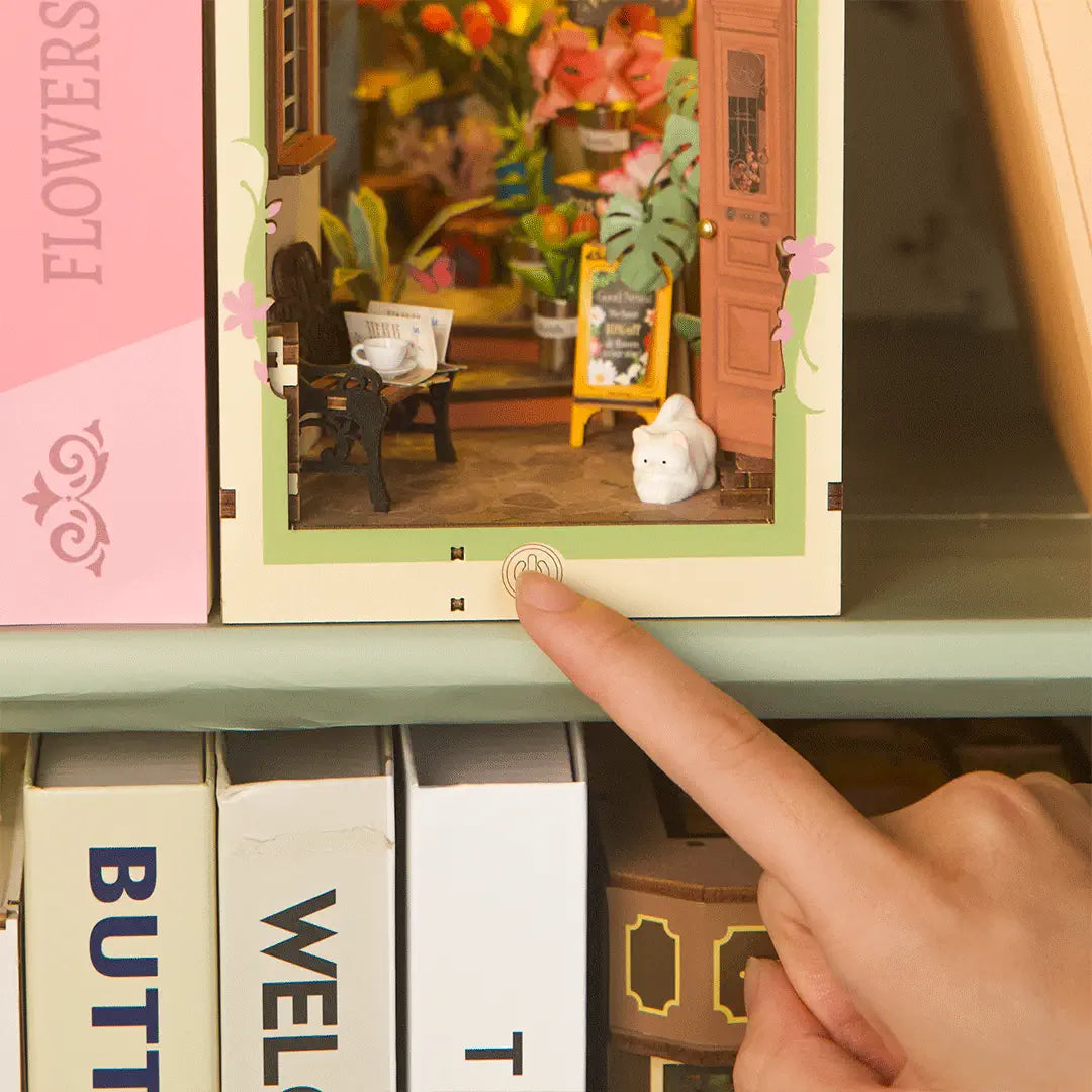 Système d'éclairage LED tactile du Book Nook Floral Corner avec vue sur l'intérieur de la boutique.