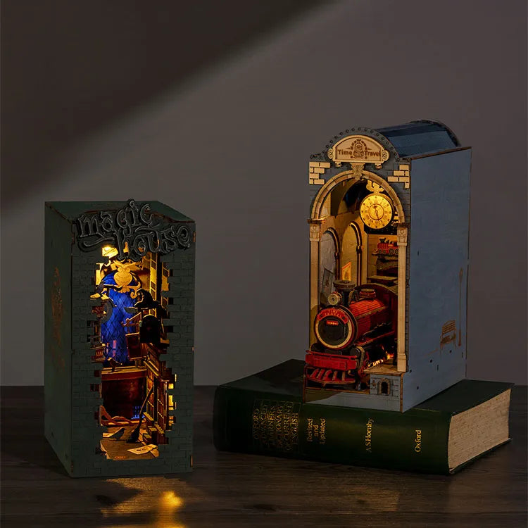 Book Nook Magic House illuminé dans l'obscurité montrant les effets de lumière LED.