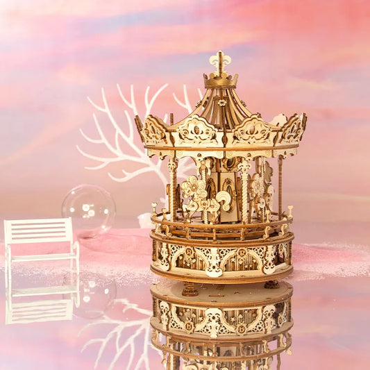 Puzzle 3D Carrousel Romantique assemblé avec ses décorations victoriennes et sa finition bois naturel sur fond rose.